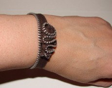 Zipper wrist band