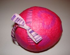 Pull-string surprise egg